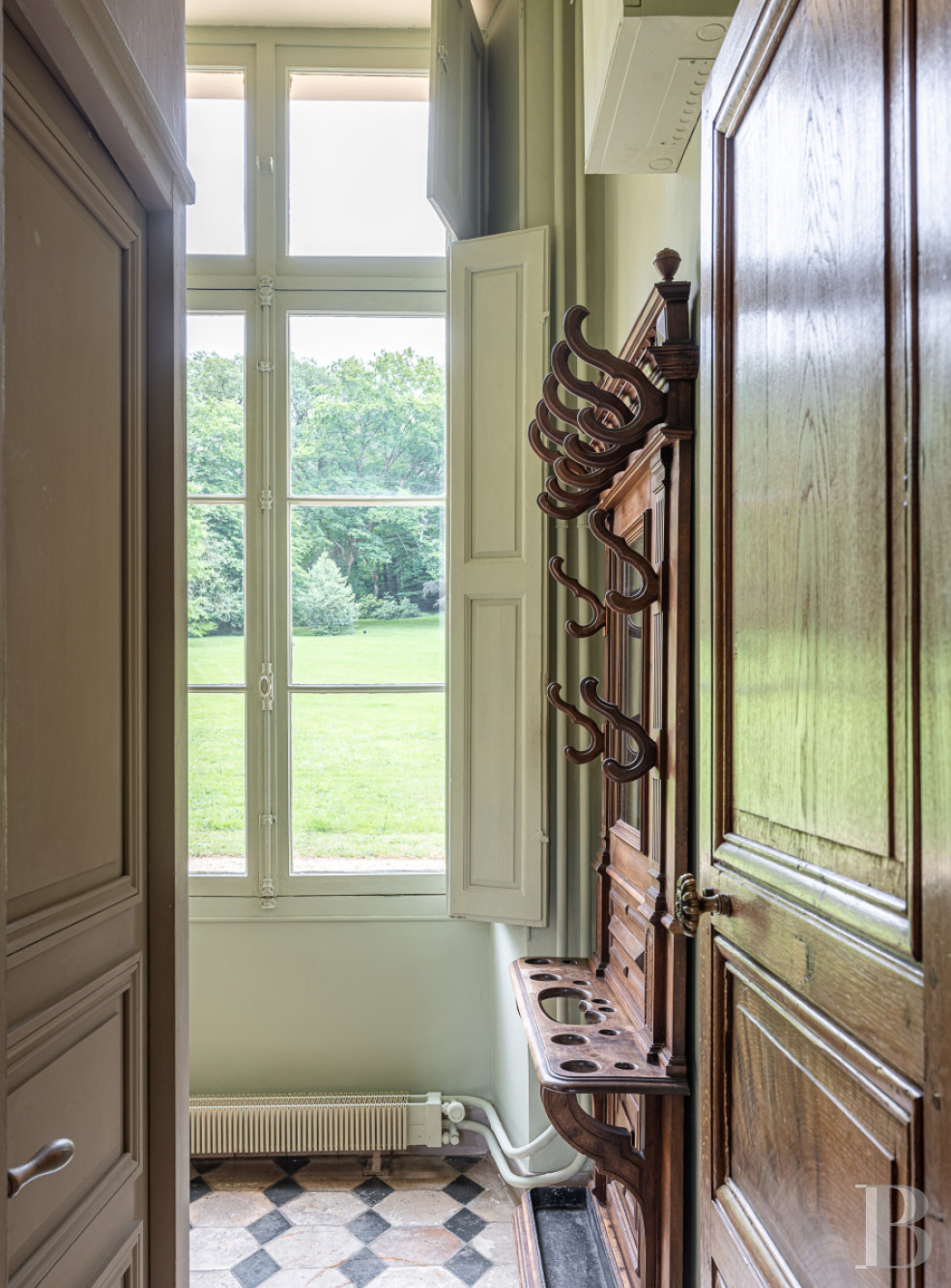 À Milon-la-Chapelle, dans la vallée de Chevreuse, un château du 18e siècle et son parc de 4 hectares - photo  n°5